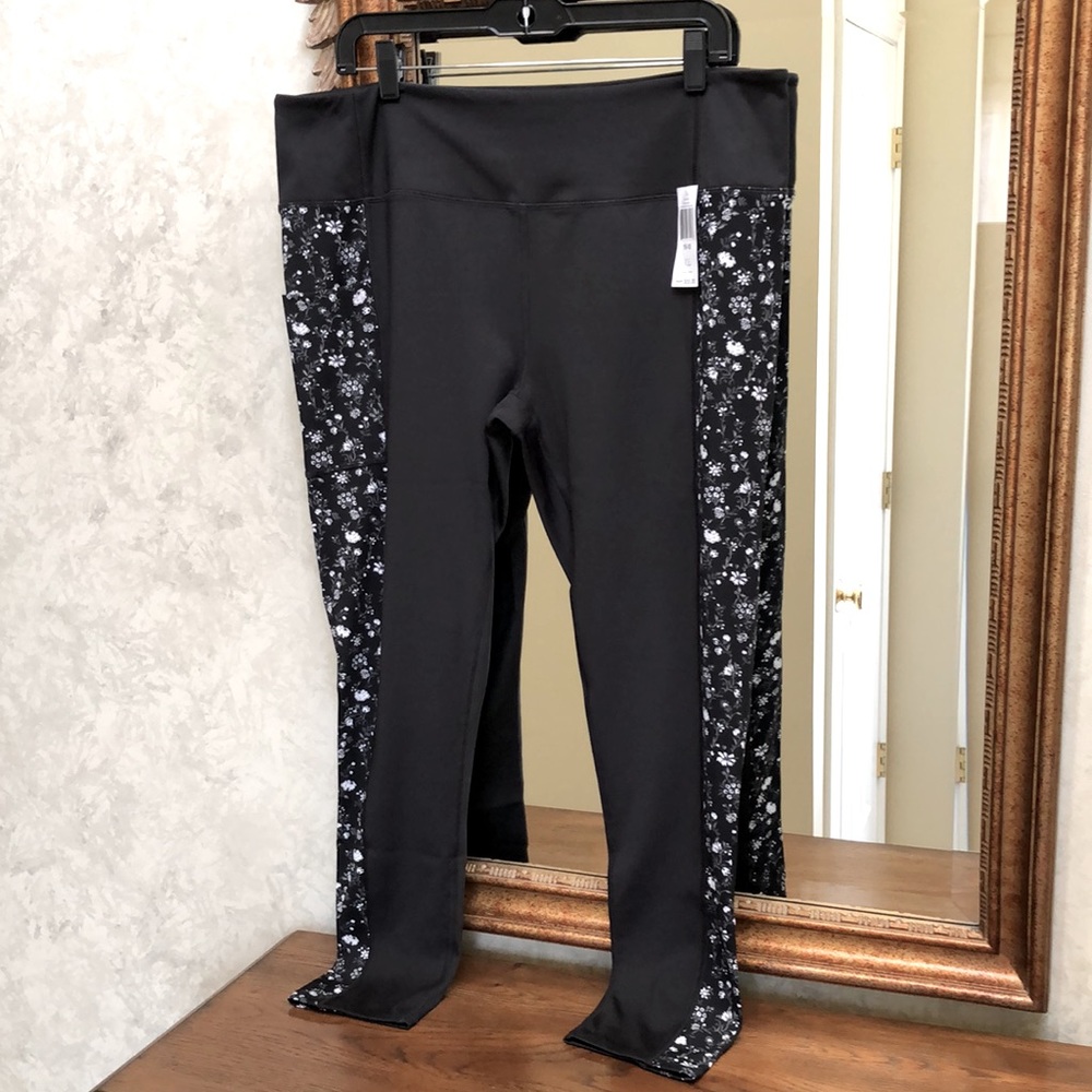 New Vera Bradley Women’s black and white floral capris.  Size 16-18.